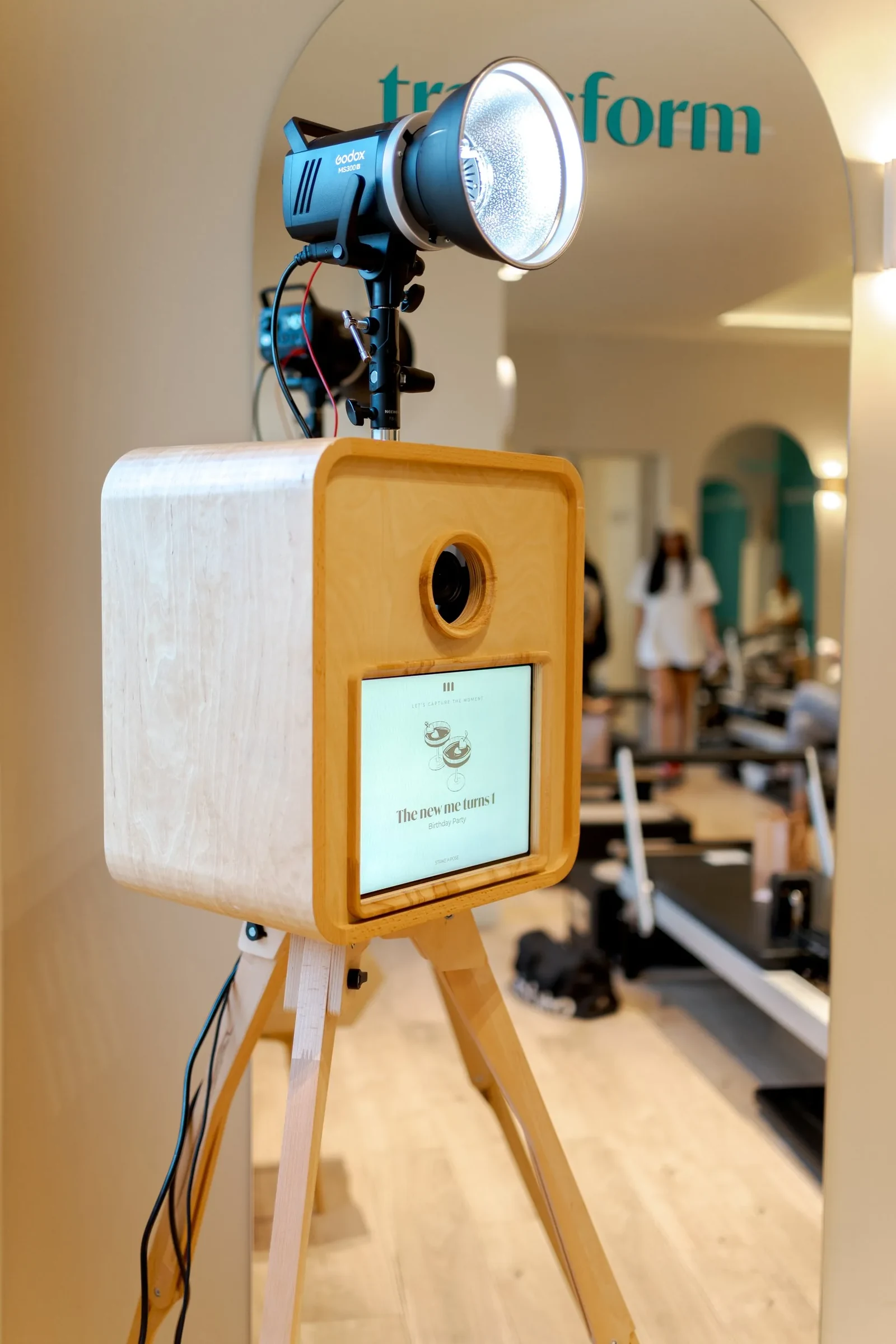La borne photobooth MH en bois avec son flash professionnel de studio