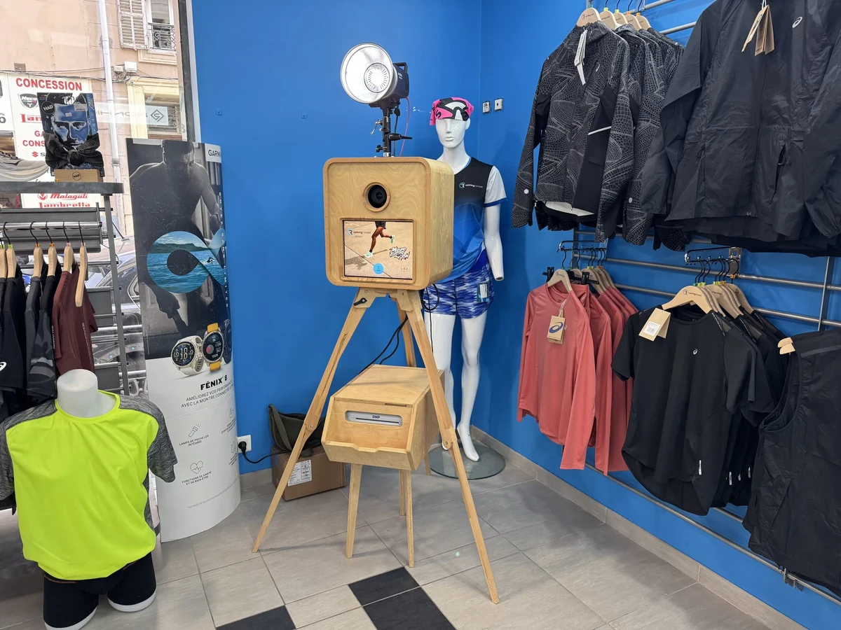Borne photobooth en bois avec flash professionnel et imprimante installée dans la boutique Running Conseil à Marseille