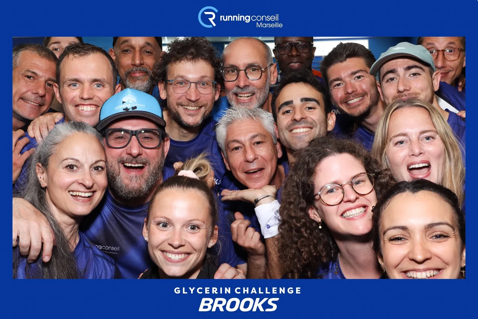 Grande photo de groupe au photobooth lors d'un événement Brooks chez Running Conseil Marseille, cadre personnalisé