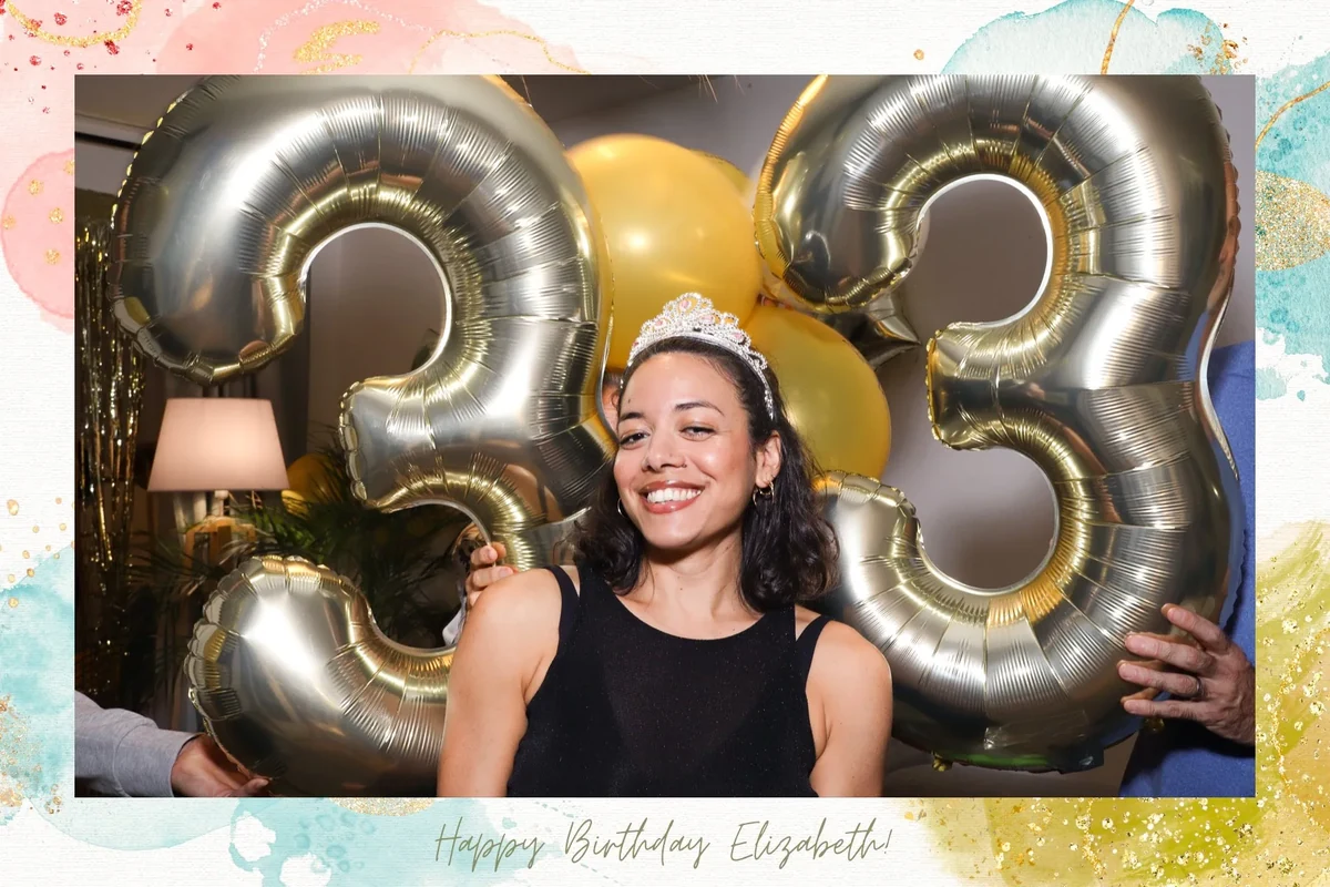 Photo prise par le photobooth lors d'un anniversaire de 33 ans, invitée couronnée avec ballons dorés