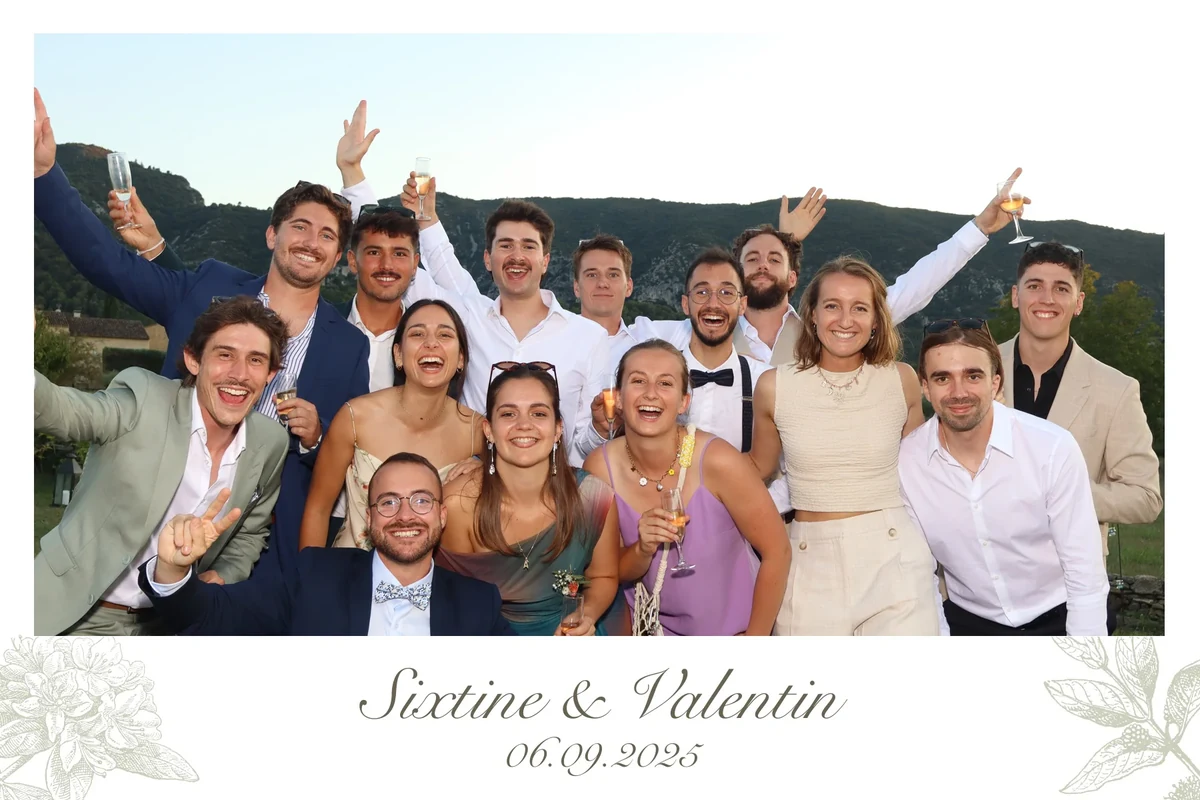 Grande photo de groupe joyeuse au photobooth avec bandelette personnalisée Sixtine & Valentin