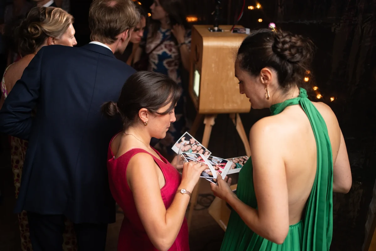 Deux invitées regardant leur tirage photobooth lors d'un mariage à Marseille