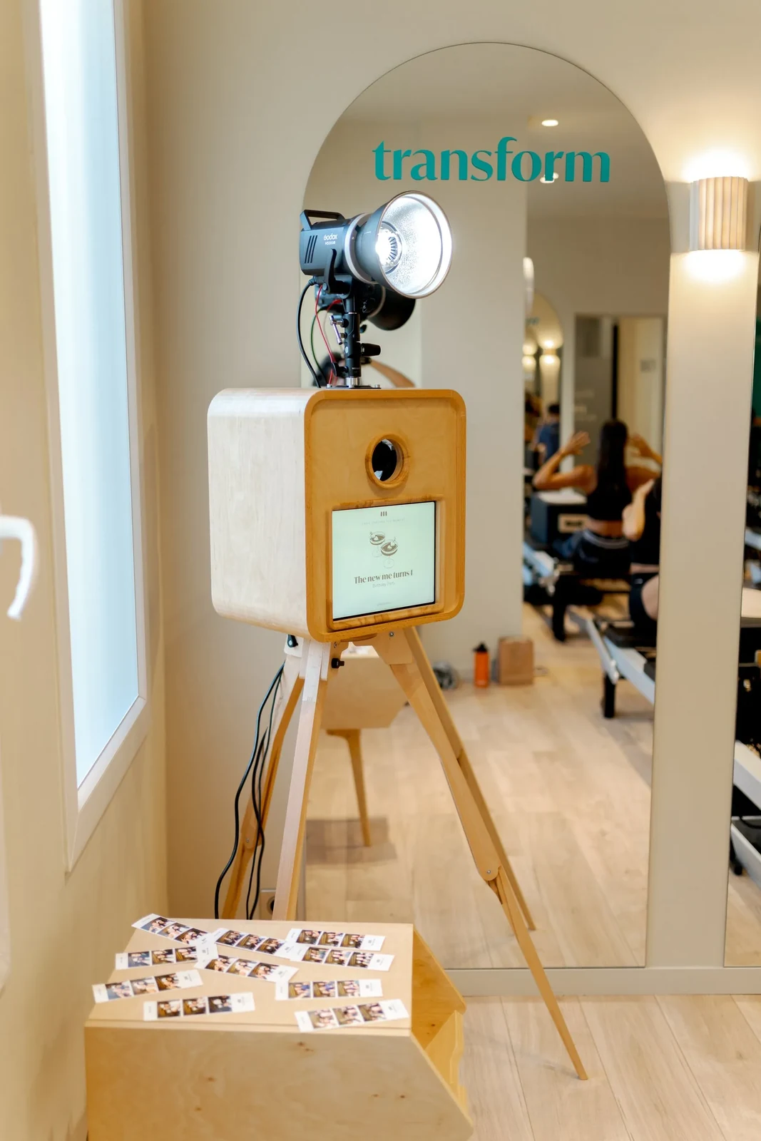 Bandelettes photos imprimées en instantané au pied de la borne photobooth lors d'un événement à Marseille