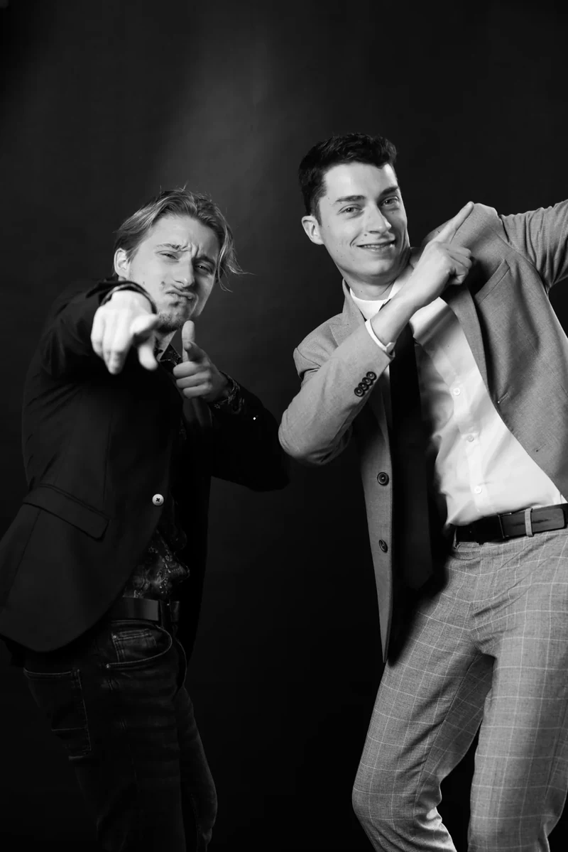Duo d'invités complices et souriants devant le photocall lors d'une soirée d'entreprise à Marseille