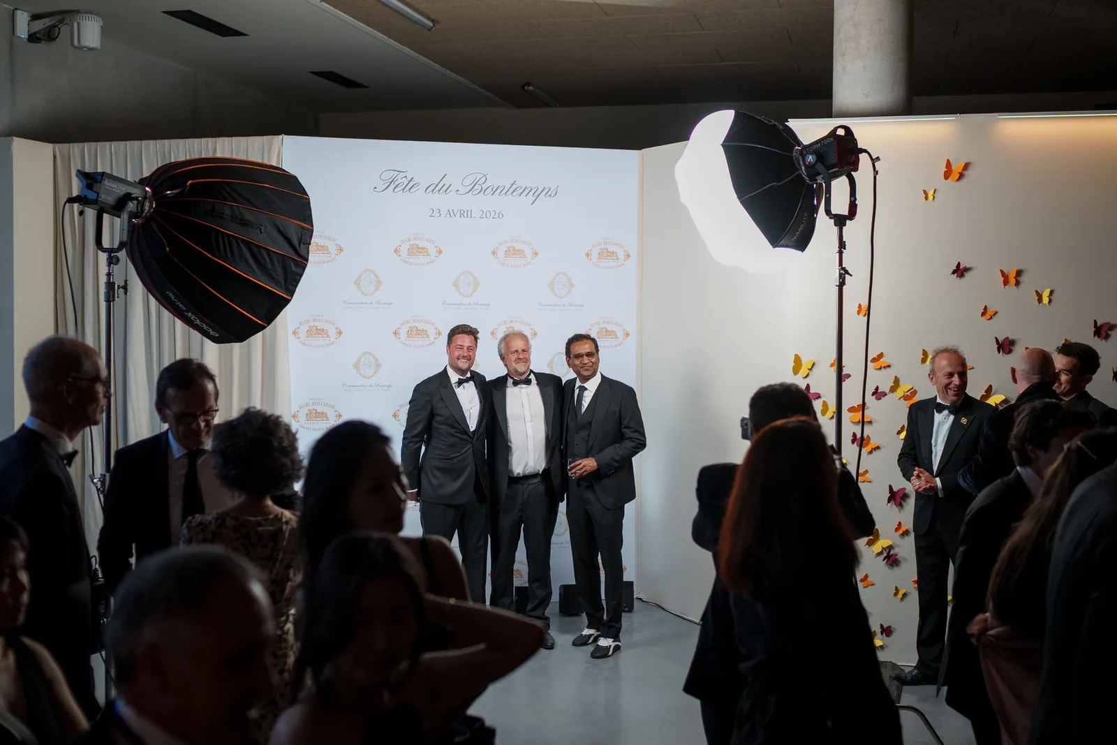 Installation d'un photocall avec flash studio professionnel et fond personnalisé pour une soirée d'entreprise à Marseille