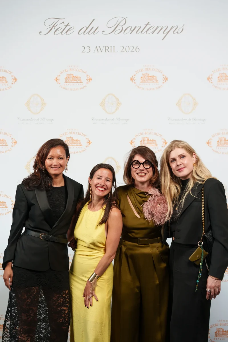 Quatre invitées élégantes posant devant le photocall personnalisé lors d'une soirée d'entreprise à Marseille