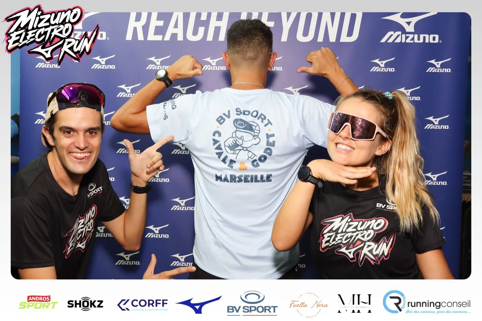Trois participants posent devant le photocall Mizuno Electro Run photographiés par le photobooth MH