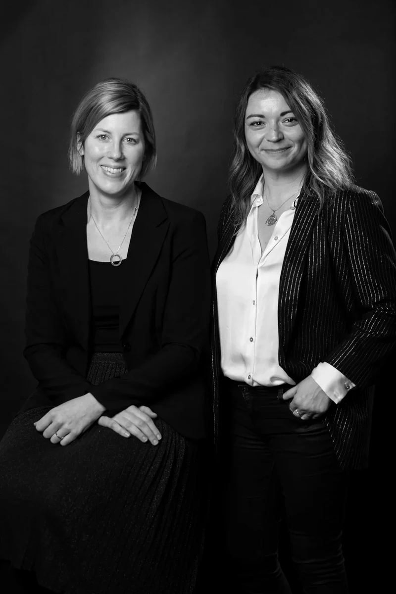 Portrait studio en noir et blanc de deux invitées, exemple de rendu premium pour un photocall d'entreprise à Marseille